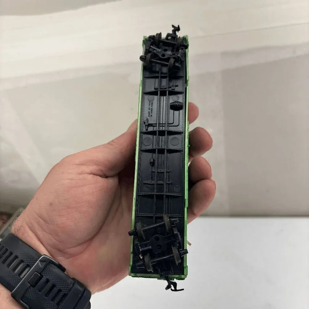 TYCO‎ Burlington Northern 100024 50' Plug Door HO Scale Box Car Train Vintage